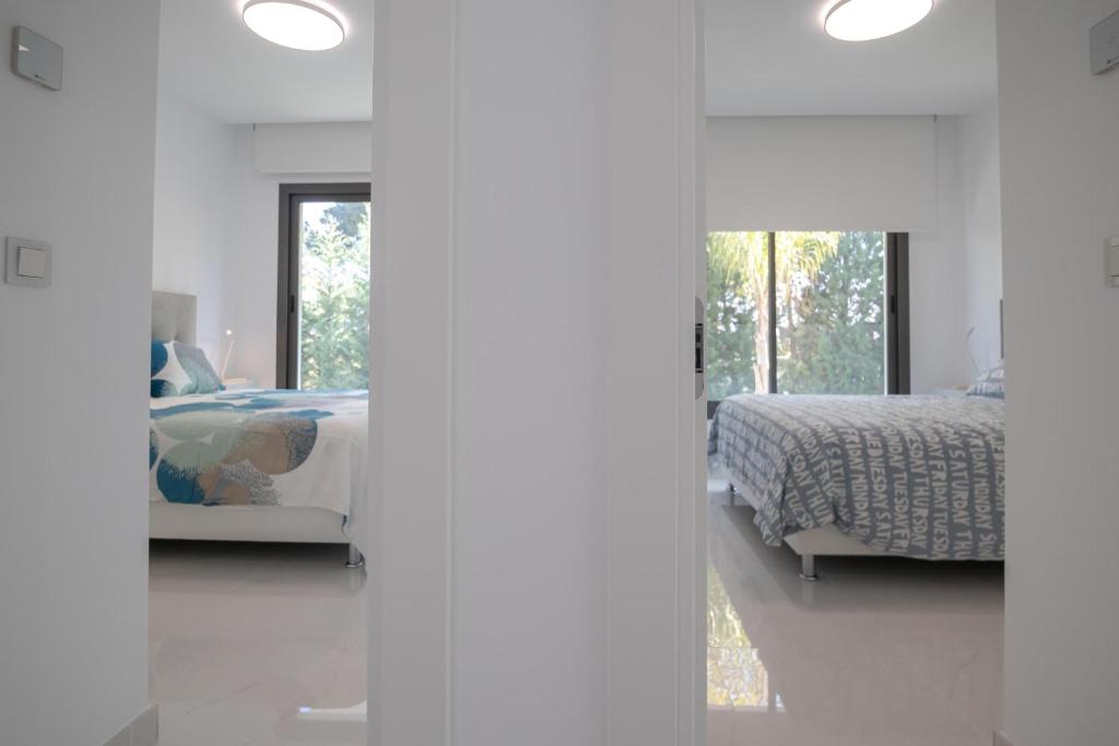 Łóżko lub łóżka w pokoju w obiekcie Apartment Marbella Golf With Pool - Happy Rentals