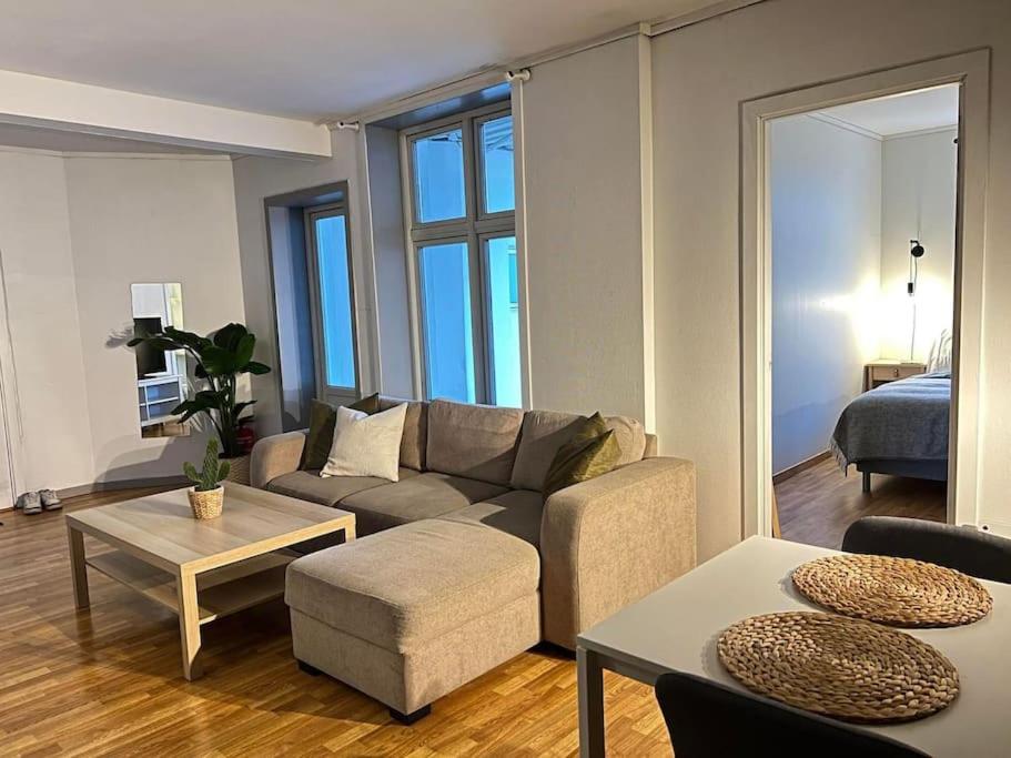 een woonkamer met een bank en een tafel bij Apartment with Terrace & View in Bergen
