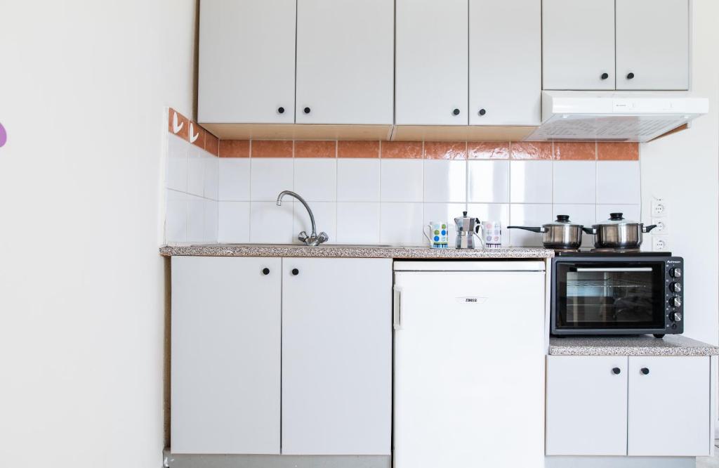 Kuchyň nebo kuchyňský kout v ubytování Achilleas Hotel Apartments