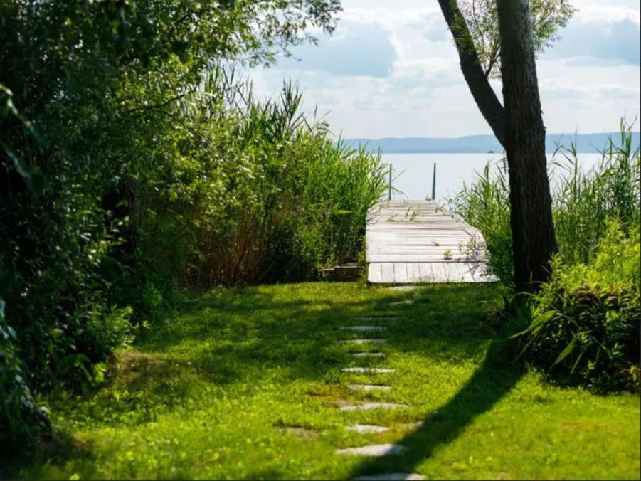 Vrt ispred objekta Green Lake House - Private beach at Balaton