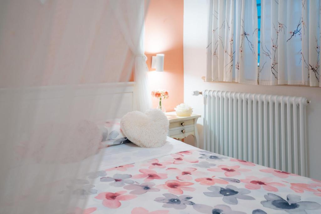 Giường trong phòng chung tại Petali Rosa - Dimora Peonia