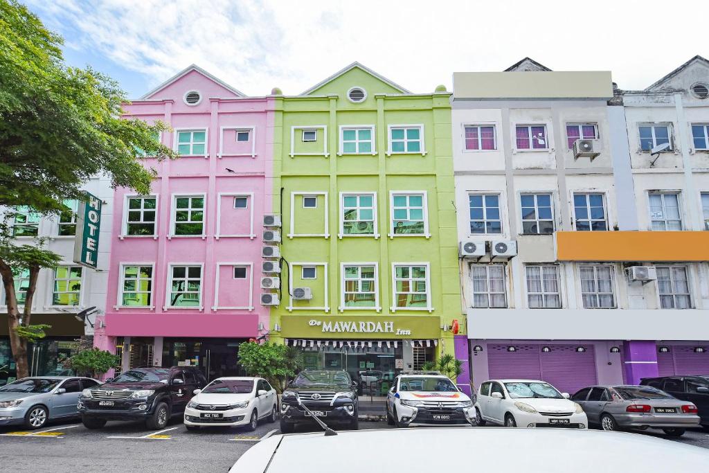 una fila de edificios coloridos en una calle de la ciudad en De Mawardah Inn Hotel en Melaka
