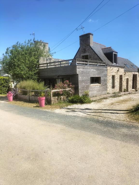 une vieille maison sur le côté d'une route dans l'établissement Ma bohème, à Pouldreuzic