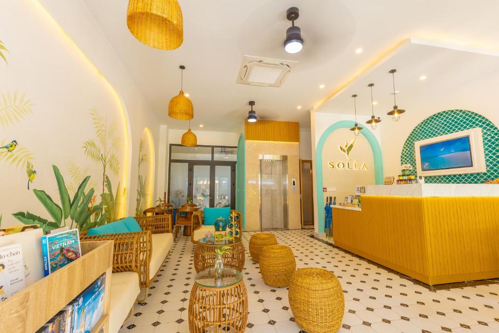 ein Restaurant mit Rattanstühlen und einer Theke in einem Geschäft in der Unterkunft SOLÉA Hotel GrandWorld Phu Quoc in Phu Quoc