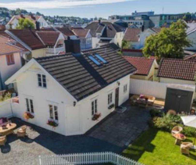 widok z powietrza na biały dom z dziedzińcem w obiekcie Cozy Central House w mieście Sandefjord