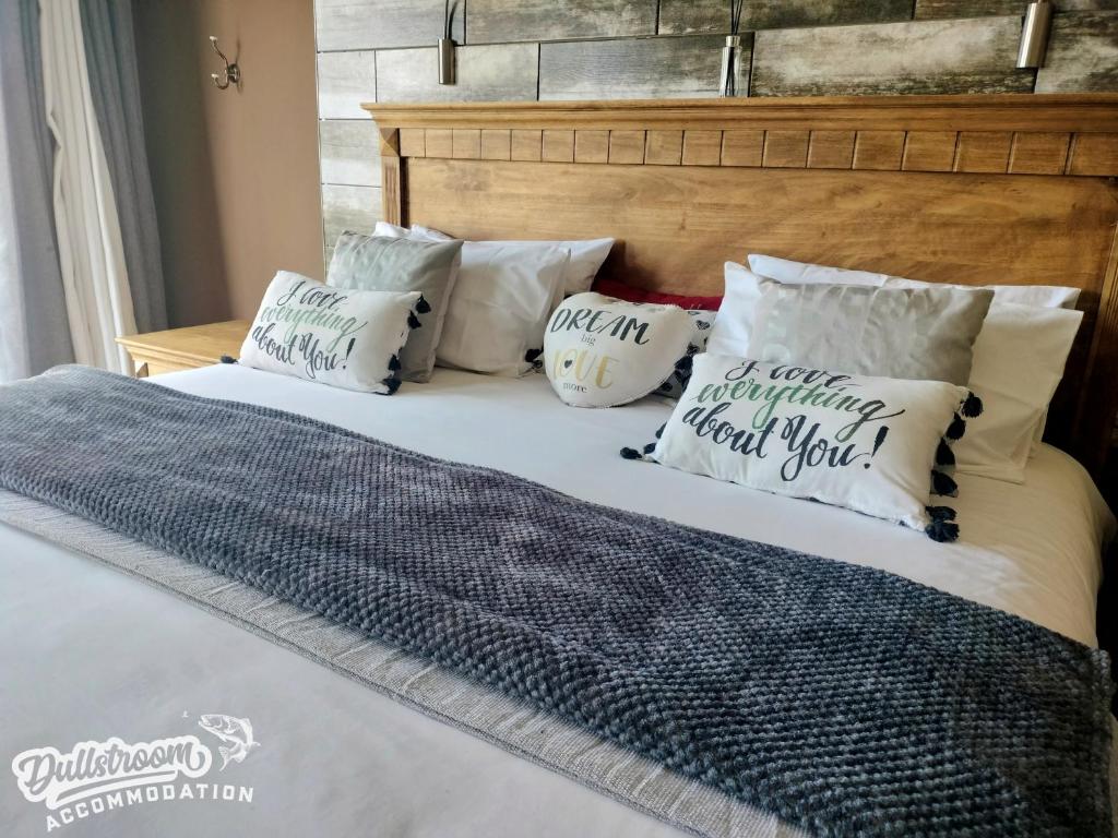 ダルストロアームにあるMisty View Houseのベッド(上に枕付)