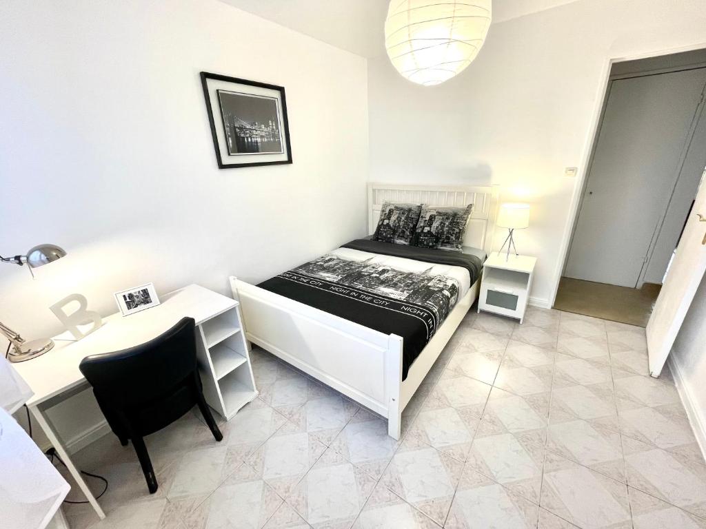Postel nebo postele na pokoji v ubytování Chambre privée en colocation dans un appartement au centre de rillieux la pape