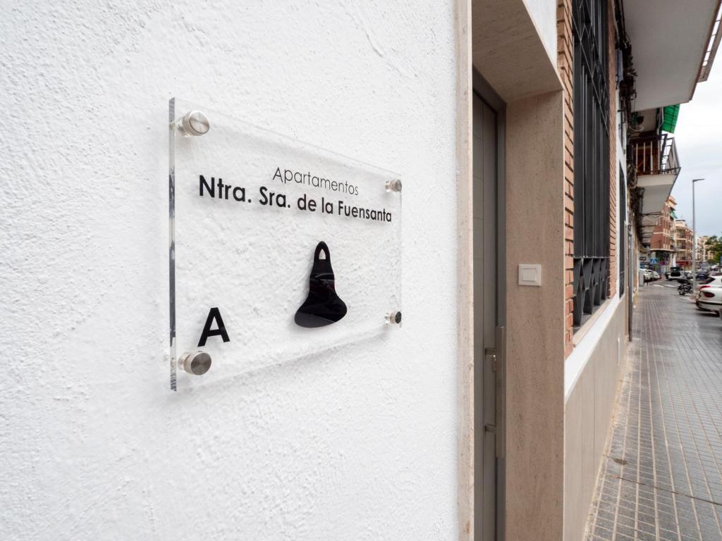 um sinal na lateral de um edifício em Apartamentos La Fuensanta em Córdoba