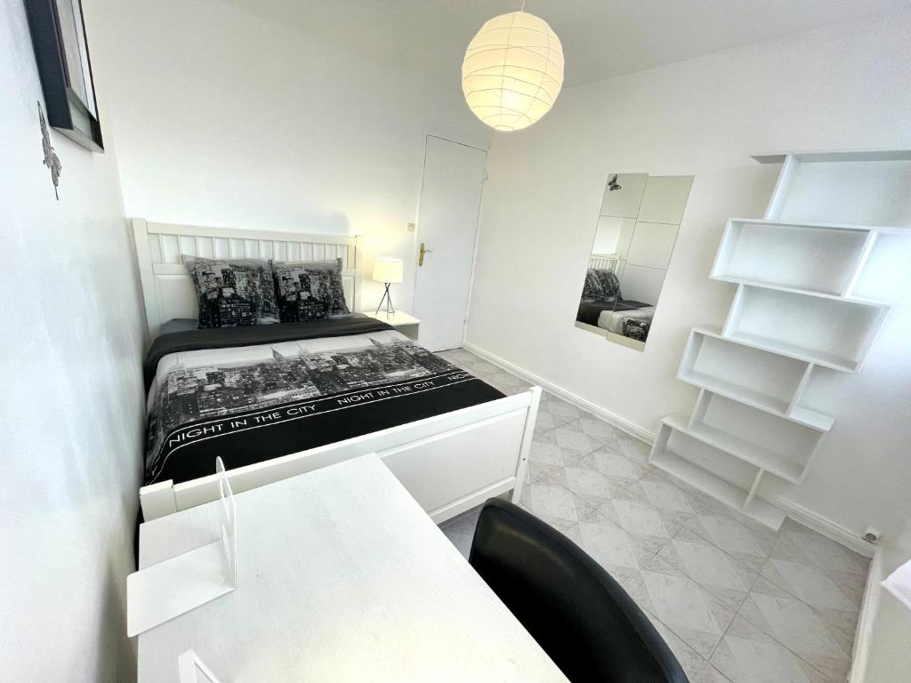 Postel nebo postele na pokoji v ubytování Chambre privée en colocation dans un appartement au centre de rillieux la pape