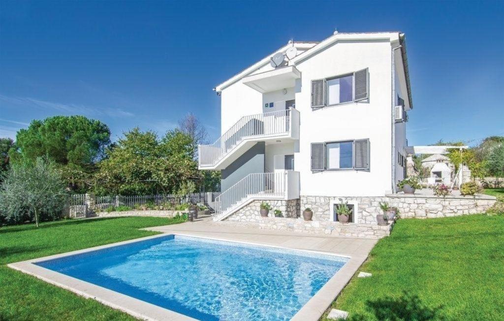 modernes Ferienhaus mit Pool und Garten, Klimaanlage und Wifi für 8