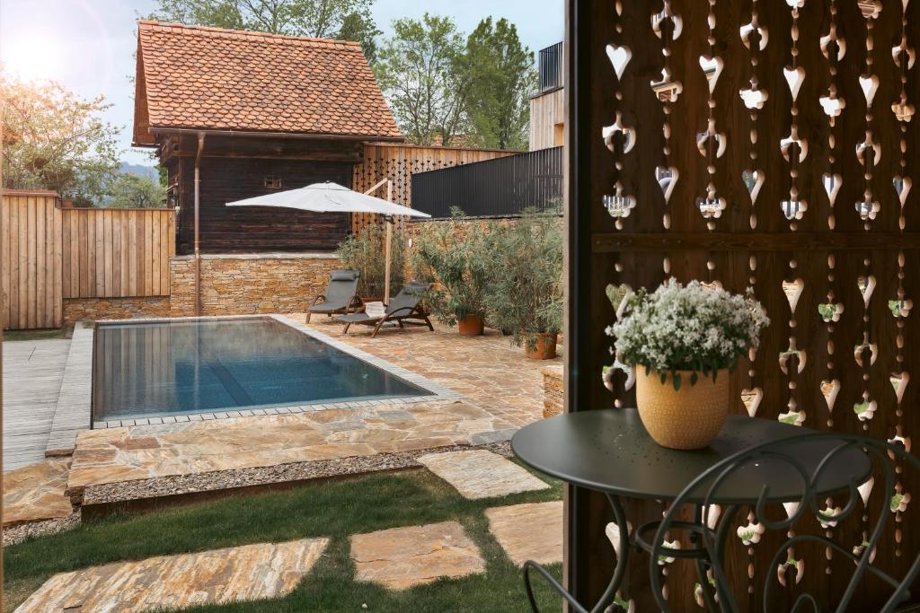 Bazén v ubytování Am Wildbachberg - Luxus Ferienhäuser mit Infinitypool, Privatsauna und Weinkeller nebo v jeho okolí
