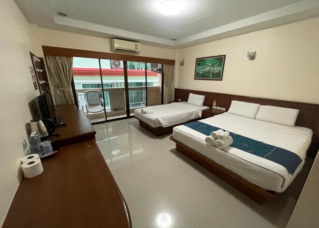 Postel nebo postele na pokoji v ubytování One World One Home Patong 1