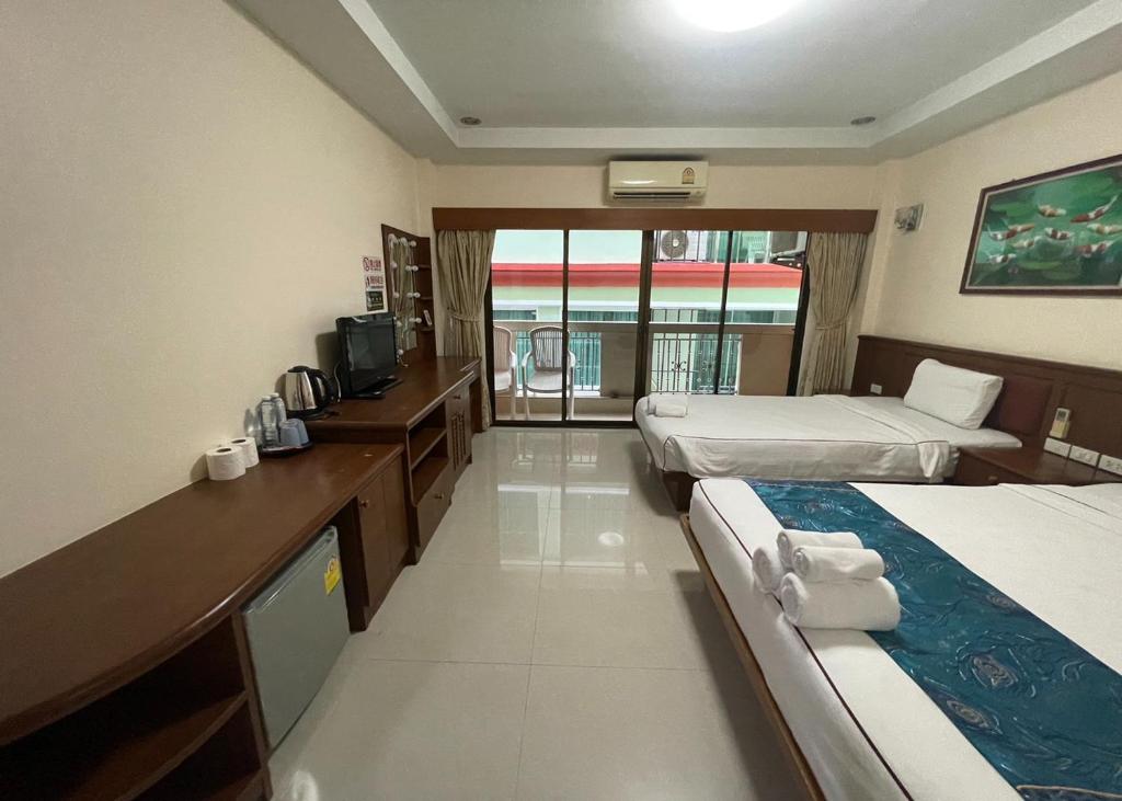 Postel nebo postele na pokoji v ubytování One World One Home Patong 1