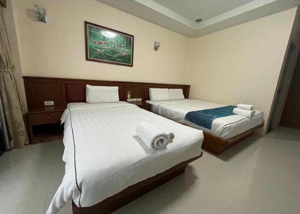 Postel nebo postele na pokoji v ubytování One World One Home Patong 1