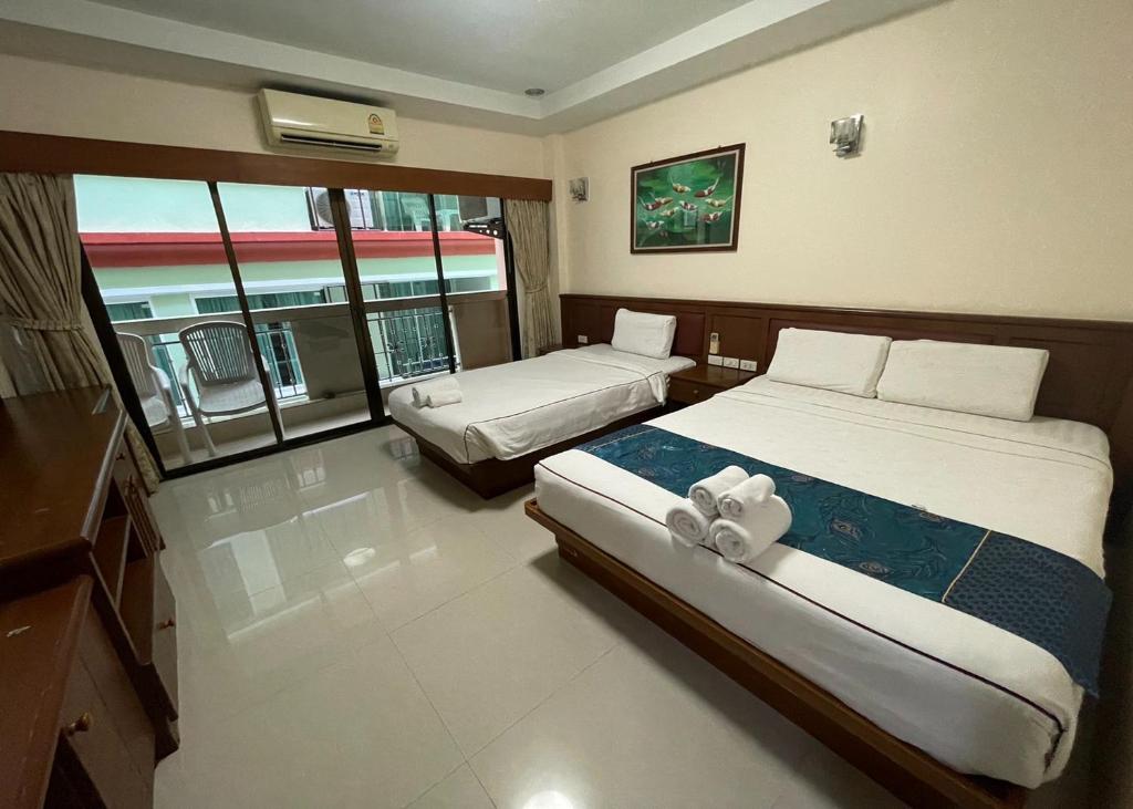 Postel nebo postele na pokoji v ubytování One World One Home Patong 1