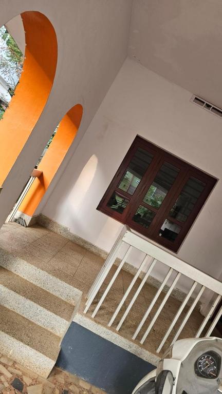 uma vista para uma escadaria num edifício com janelas em LMR's Budget Stay em Thrissur