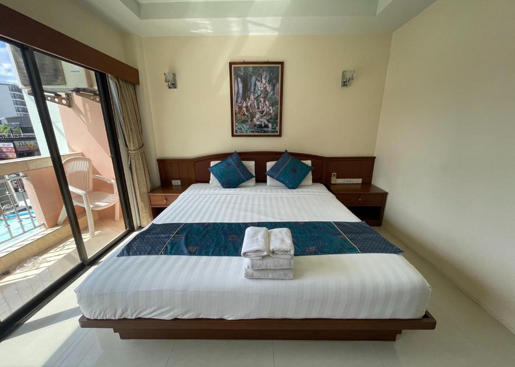 Postel nebo postele na pokoji v ubytování One World One Home Patong 1