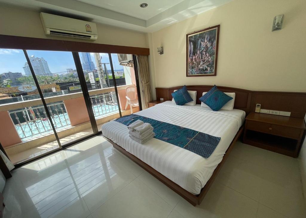 Postel nebo postele na pokoji v ubytování One World One Home Patong 1