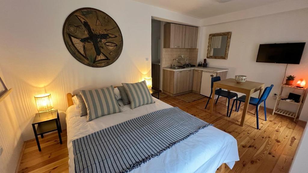 Postel nebo postele na pokoji v ubytování Medieval Beachside Retreat