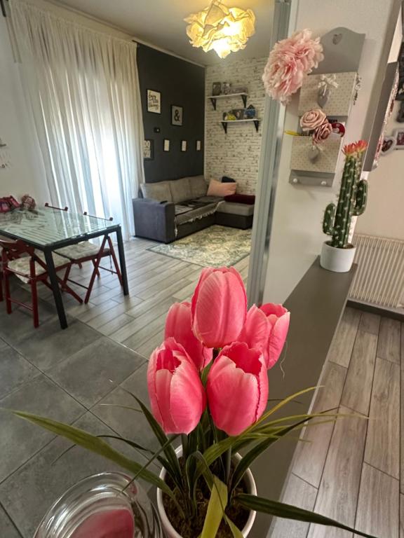 wazon z różowymi kwiatami w salonie w obiekcie Casa di Sibilla w mieście Bracciano