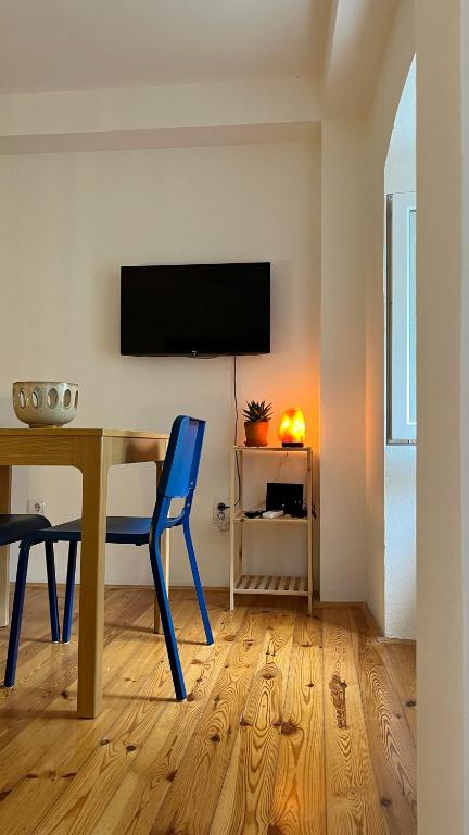 TV a/nebo společenská místnost v ubytování Medieval Beachside Retreat