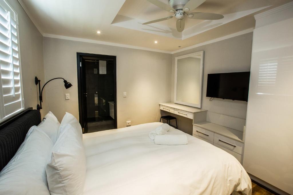 Una cama o camas en una habitación de The Max Hotel Sandton