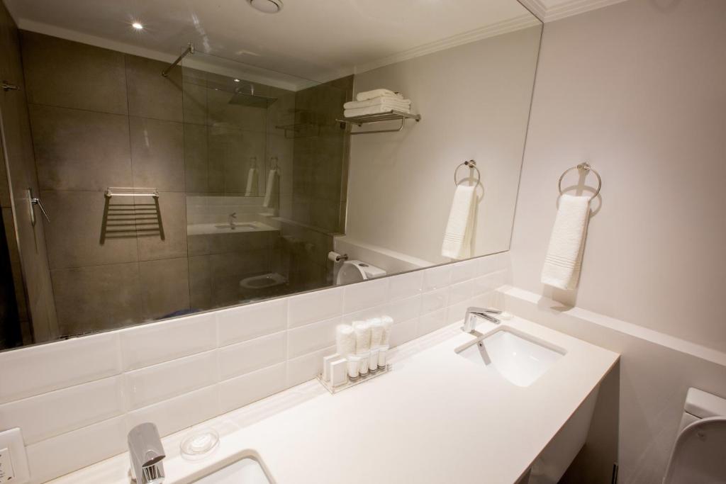 Un baño de The Max Hotel Sandton