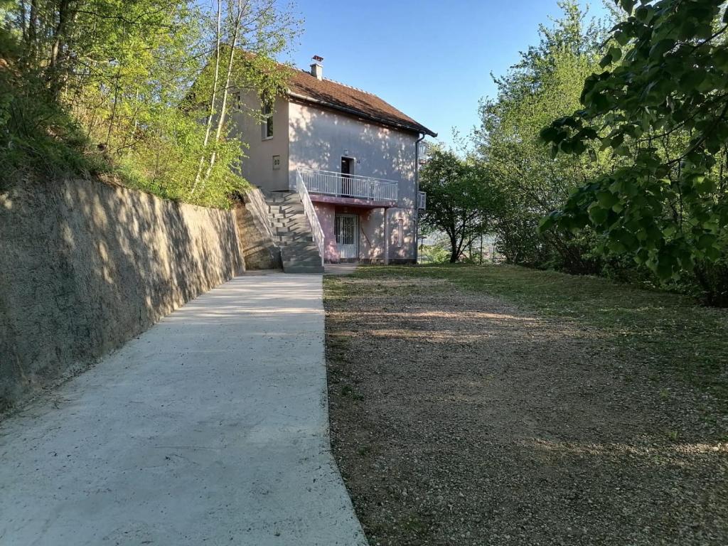 una entrada vacía que conduce a un edificio de piedra en Sarajevo Holiday Apartment 3, en Sarajevo