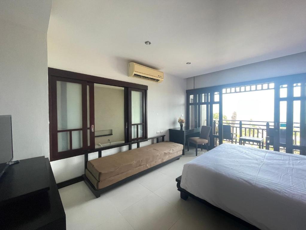 Postel nebo postele na pokoji v ubytování Bhundhari Residence Koh Samui