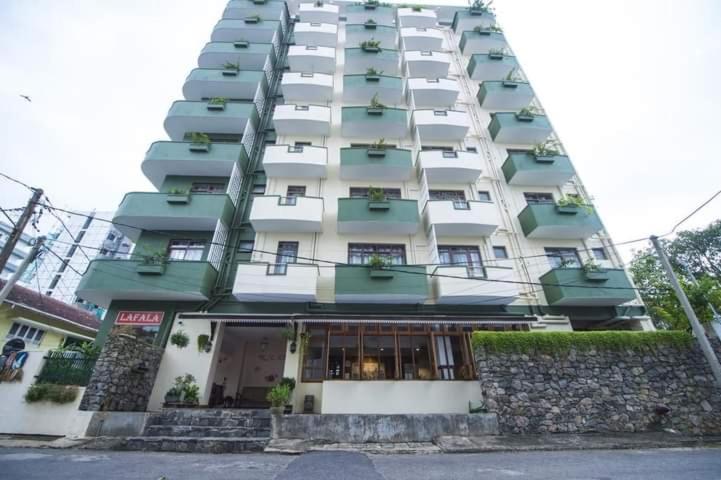 un gran edificio con balcones en un lateral en Lafala Hotel & Service Apartment, en Colombo