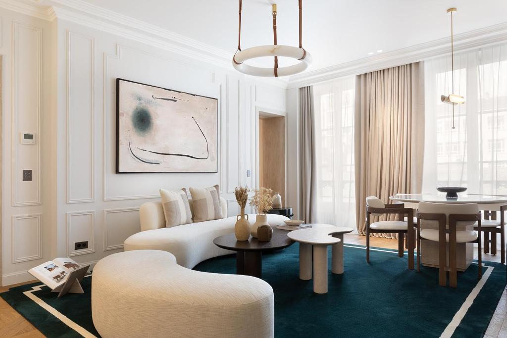 un salon avec un lit et une salle à manger dans l'établissement TheLander - Serviced Apartments in Champs Elysées, à Paris
