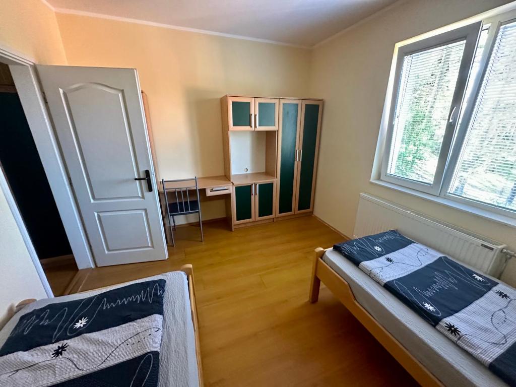 een kamer met een bed, een bureau en een raam bij Divčibarski raj in Divčibare