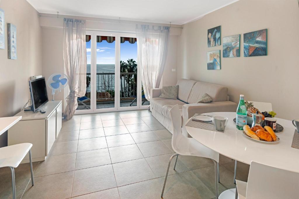 un salon avec un canapé et une table dans l'établissement Vina del Mare - Happy Rentals, à Menton
