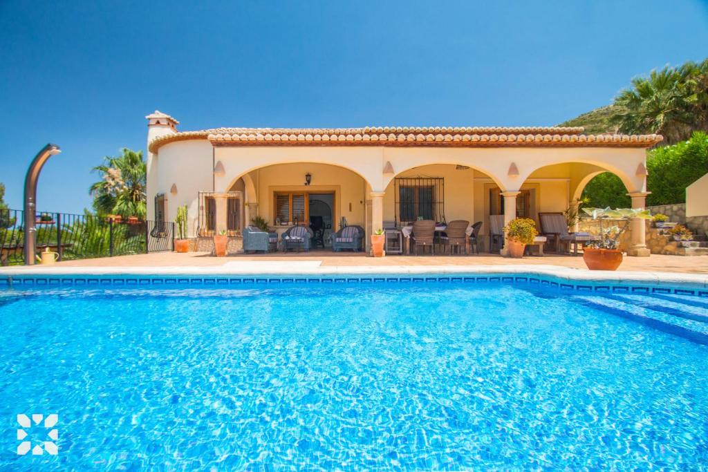 een villa met een zwembad voor een huis bij Villa Ariane by Abahana Villas in Benitachell