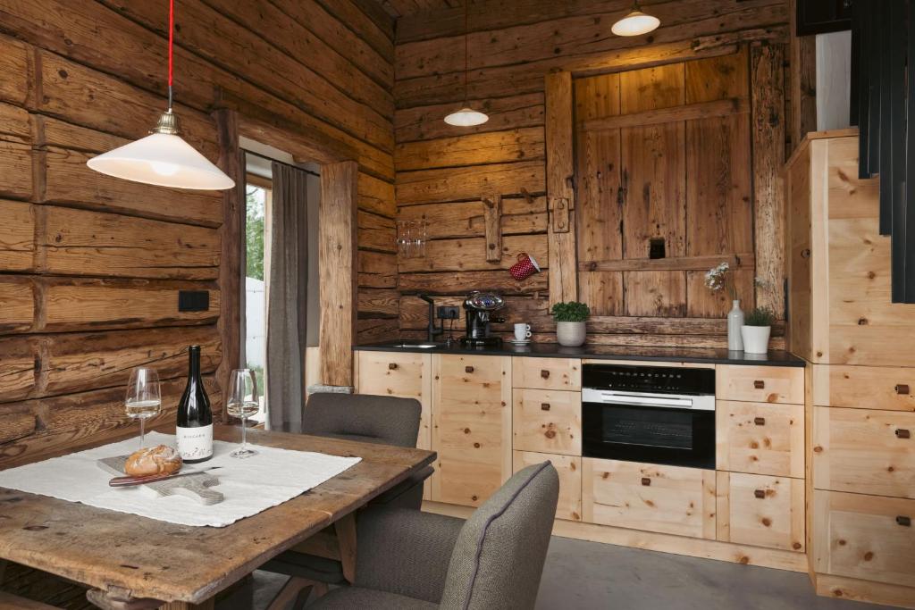 Kuchyň nebo kuchyňský kout v ubytování Am Wildbachberg - Luxus Ferienhäuser mit Infinitypool, Privatsauna und Weinkeller