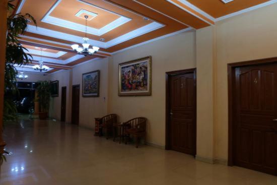 um quarto amplo com tecto e um corredor com cadeiras em Hotel Danau Raja em Rengat