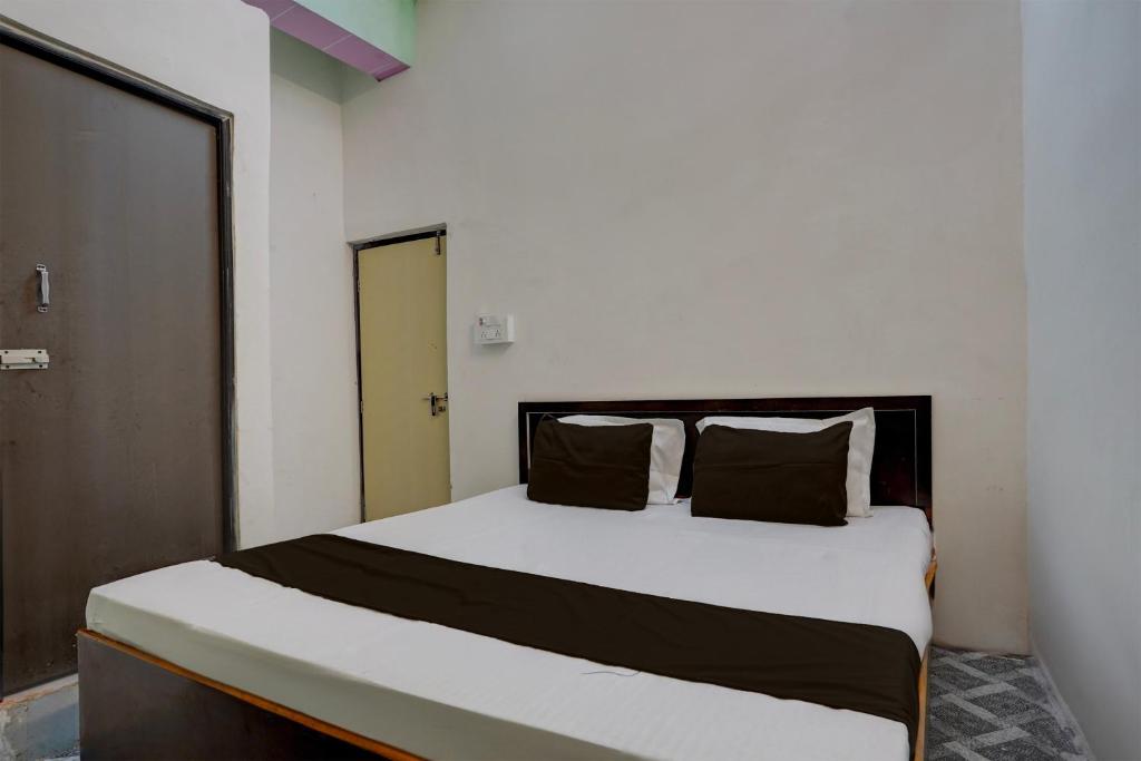 KāsganjにあるOYO The orient hotelのベッドルーム1室(大きな白いベッド1台、枕2つ付)