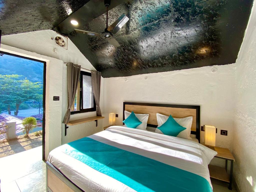 Postel nebo postele na pokoji v ubytování Euphoric River Resort