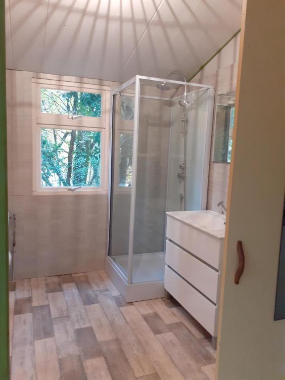 La salle de bains est pourvue d'une douche et d'un lavabo. dans l'établissement Gîtes du Bois de Bontemps, à Sarlat-la-Canéda