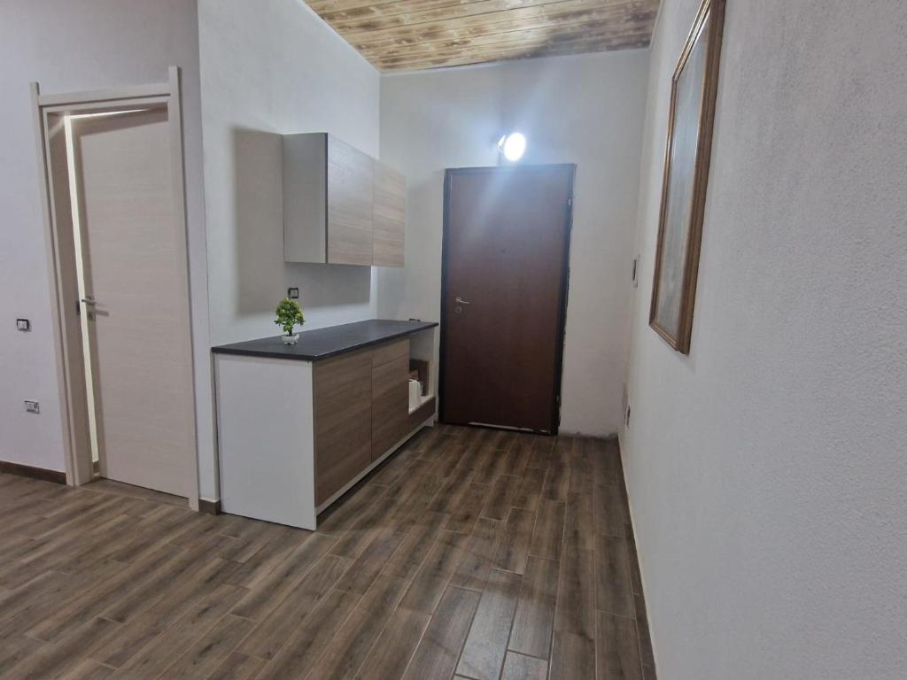 eine Küche mit einer Theke und Holzböden in der Unterkunft Case Vacanza Marganai in Iglesias