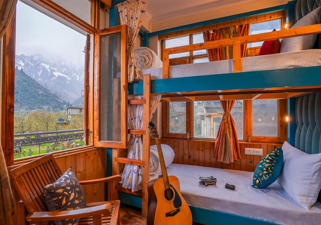 Nespecifikovaný výhled na hory nebo výhled na hory při pohledu z hostelu