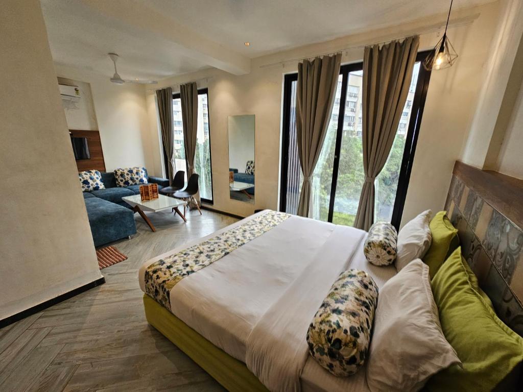 1 dormitorio con 1 cama grande y sala de estar en Nova Park, en Rajkot