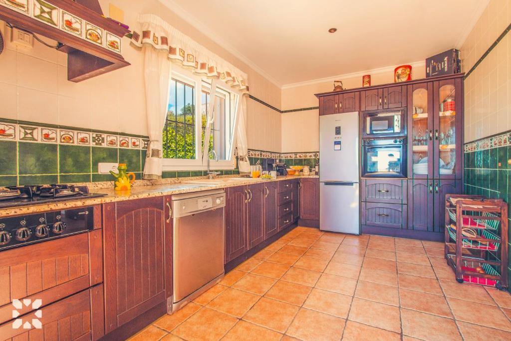 Kuchyň nebo kuchyňský kout v ubytování Villa Azalea by Abahana Villas