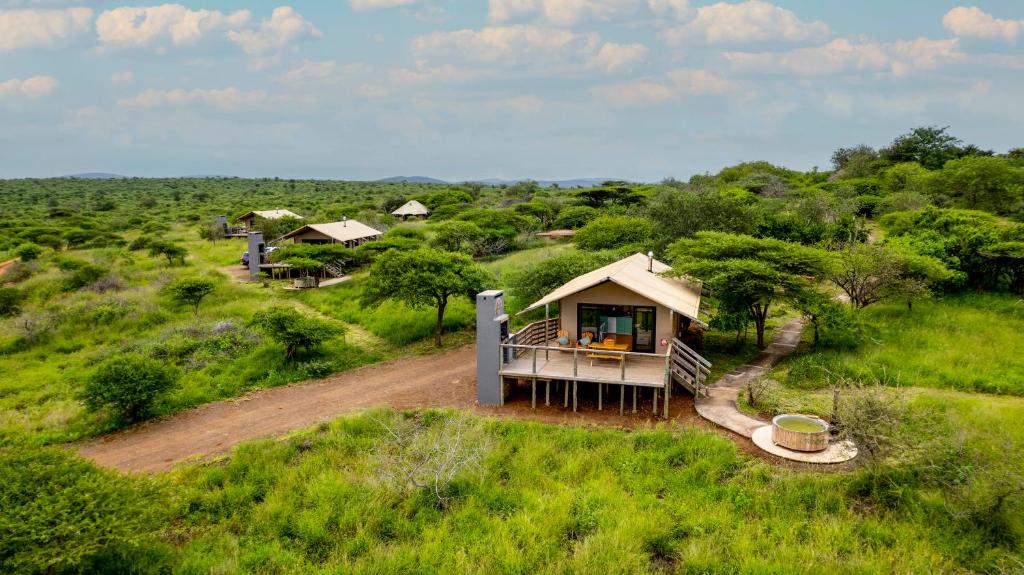 eine Luftansicht eines Hauses auf einem Feld in der Unterkunft AfriCamps at White Elephant Safaris in Pongola Game Reserve