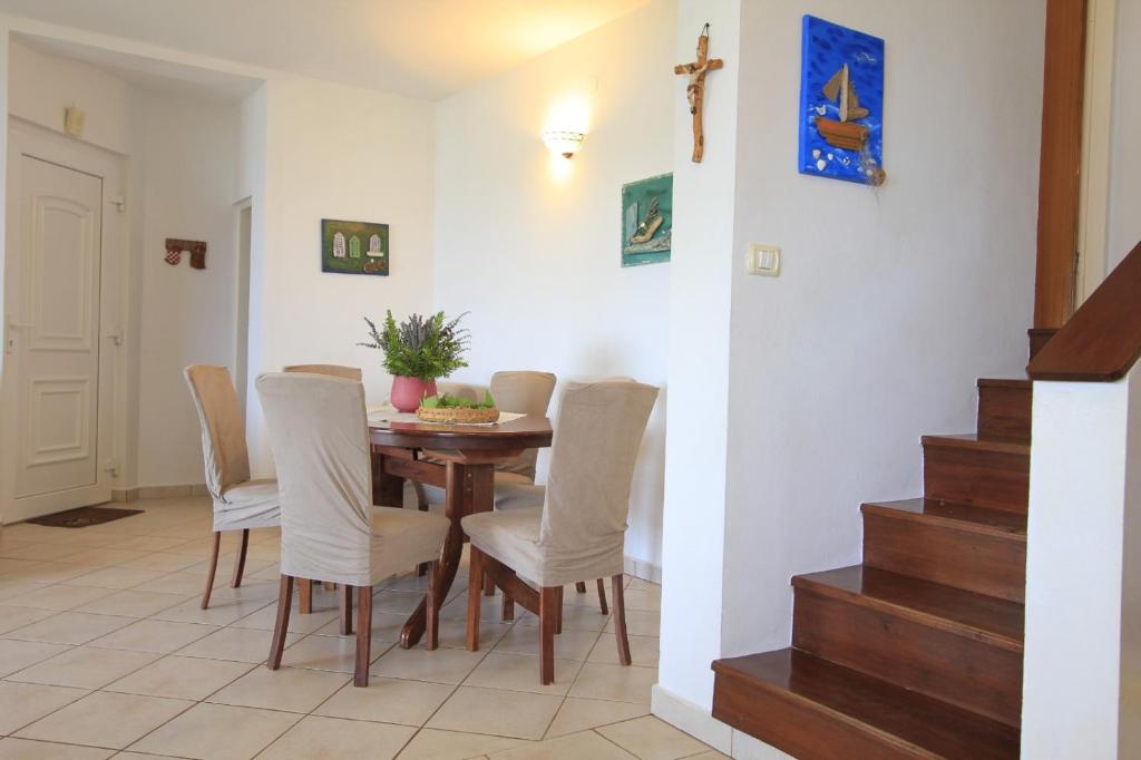 Fotografie z fotogalerie ubytování Holiday Home 3559-1 for 6 people in Veli Rat v destinaci Veli Rat