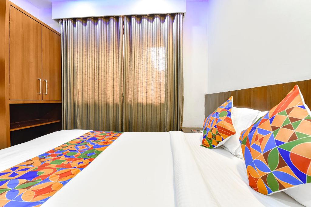 Postel nebo postele na pokoji v ubytování FabHotel Shakti Palace - Nr Ponda