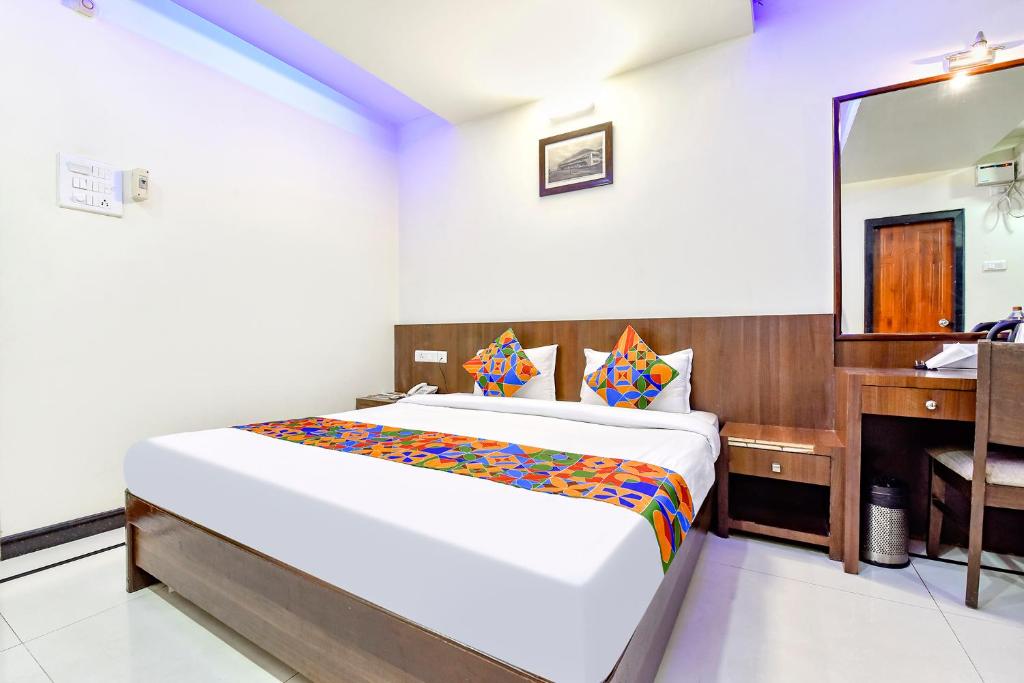 Postel nebo postele na pokoji v ubytování FabHotel Shakti Palace - Nr Ponda