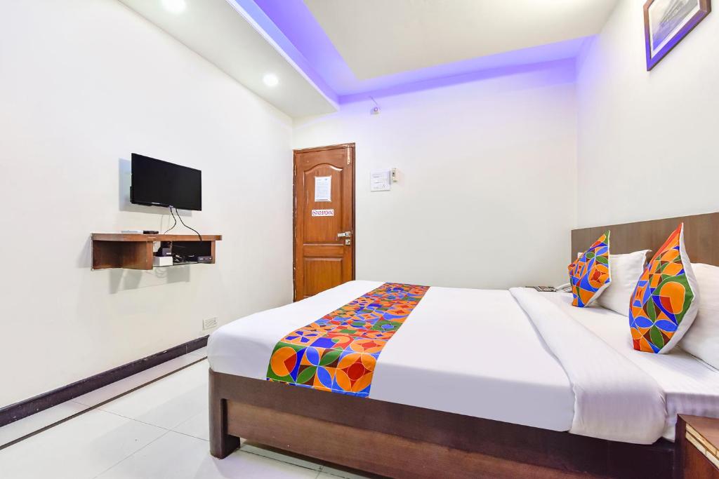 Postel nebo postele na pokoji v ubytování FabHotel Shakti Palace - Nr Ponda