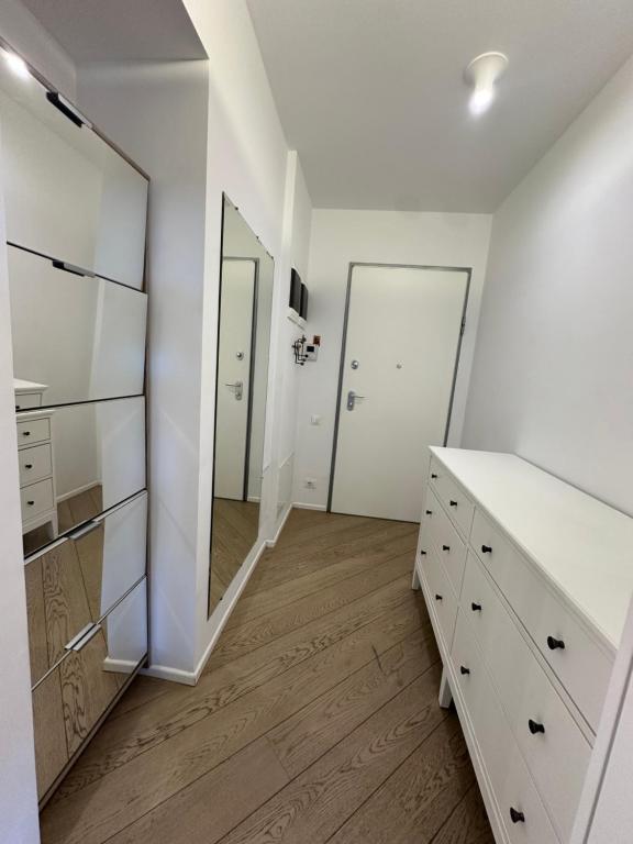 ein Ankleidezimmer mit einem Spiegel und einer Kommode in der Unterkunft Apartament lux cotroceni in Bukarest