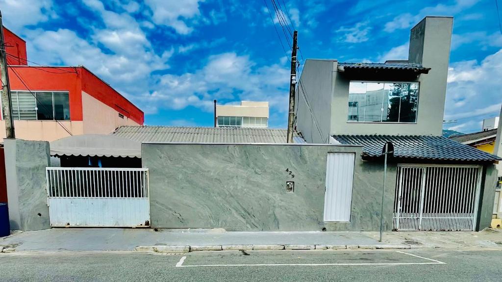 budynek z bramą na parkingu w obiekcie Pousada Dalponte w mieście Balneário Camboriú